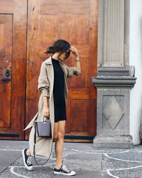 vestido negro con zapatillas