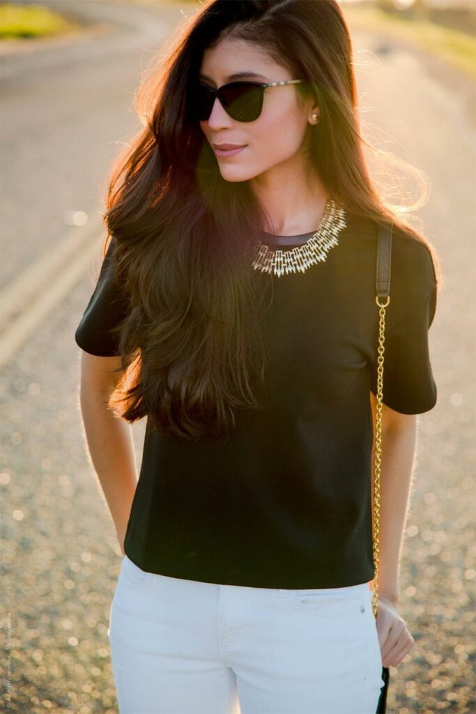 mujer con gafas de sol y joyeria de oro