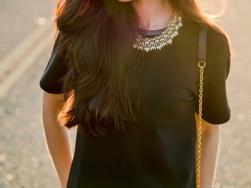mujer con gafas de sol y joyeria de oro
