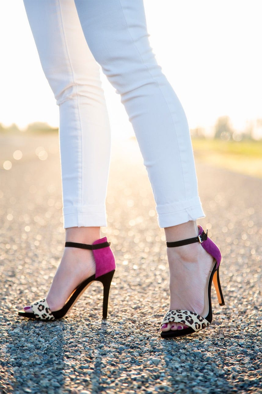 jeans blanco con zapatos animal print