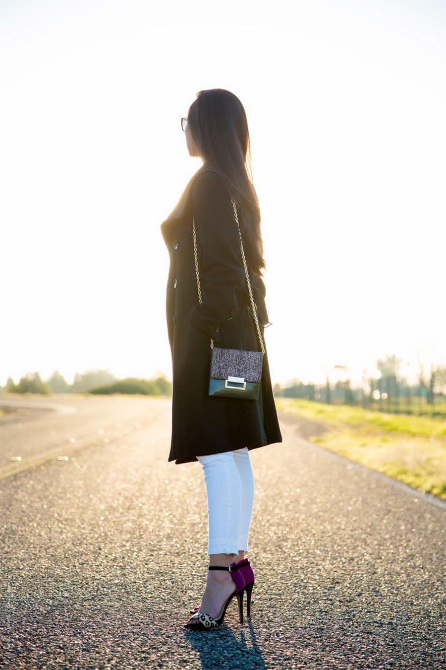 mujer con jeans y chaqueta