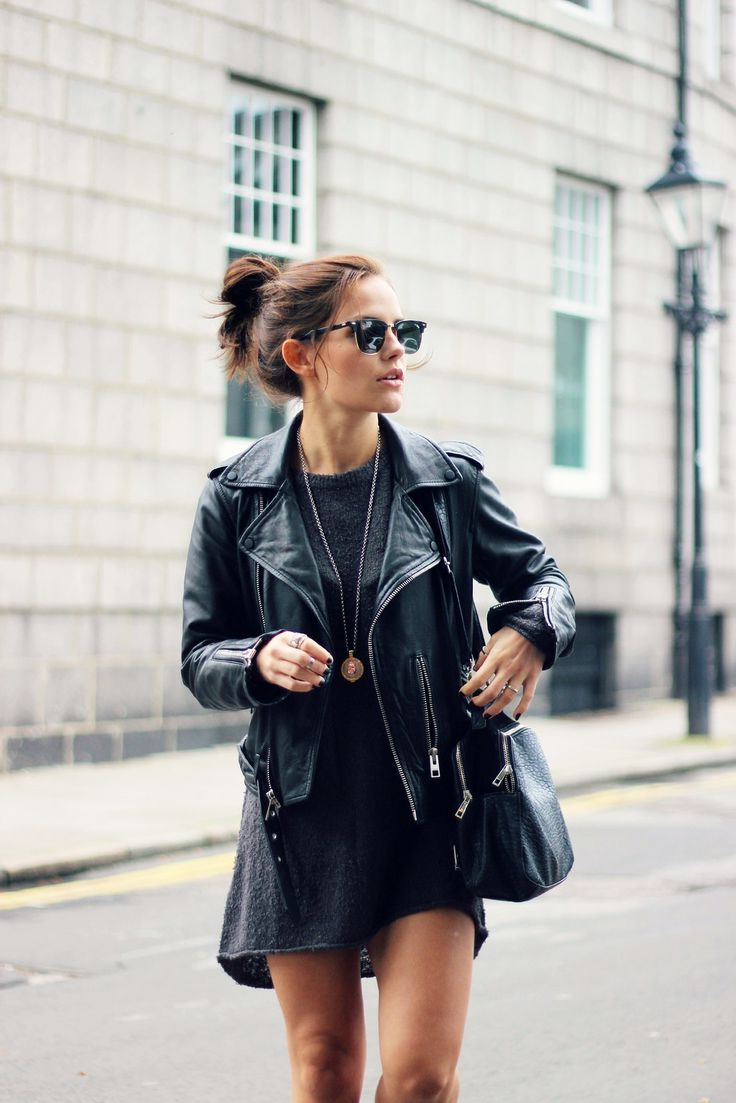 vestido negro con chaqueta de cuero