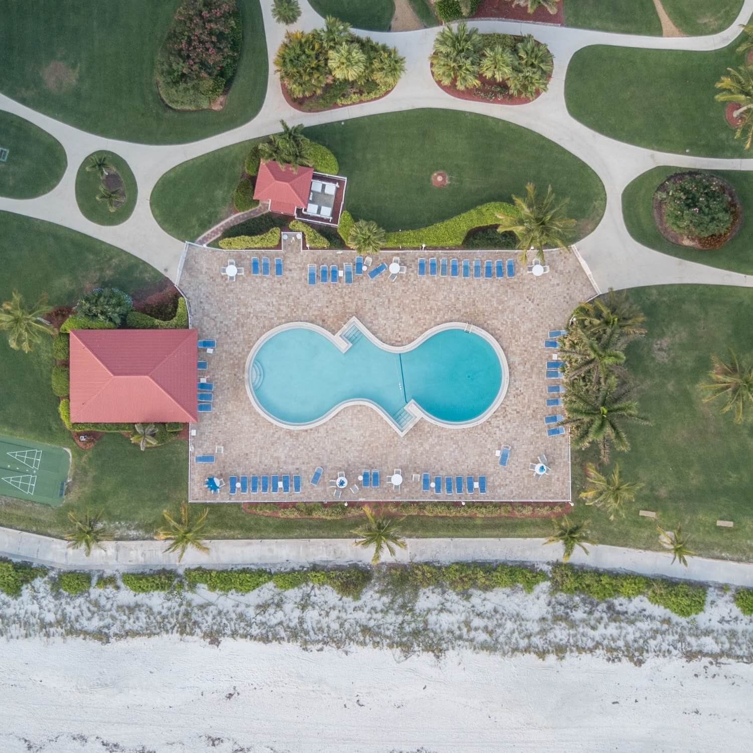 vista aérea de la piscina desde arriba