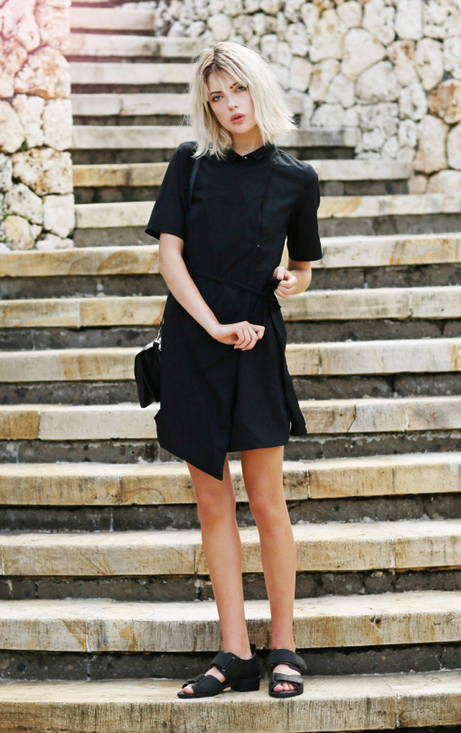 Outfit con vestido camisero corto en color negro y bolso Louis Vuitton