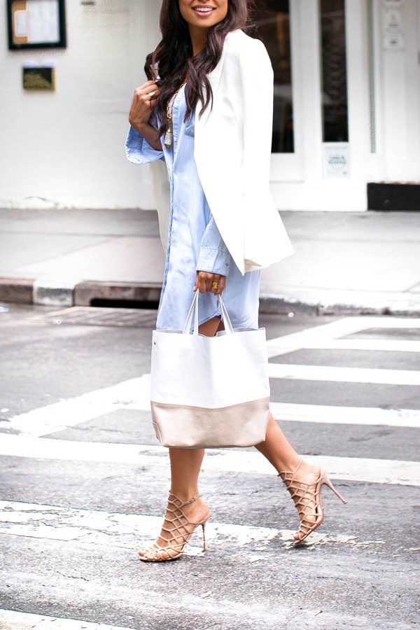 Outfit de vestido camisero combinado con una blazer para un look más elegante