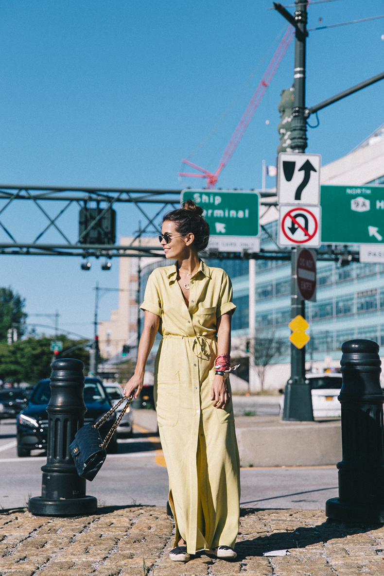 Outfit con vestido camisero largo en tonos amarillos con botones