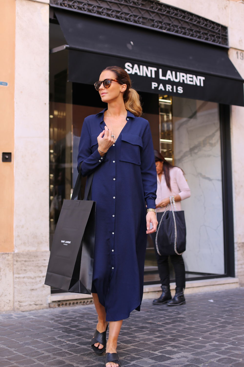 Outfit con vestido camisero con sandalias