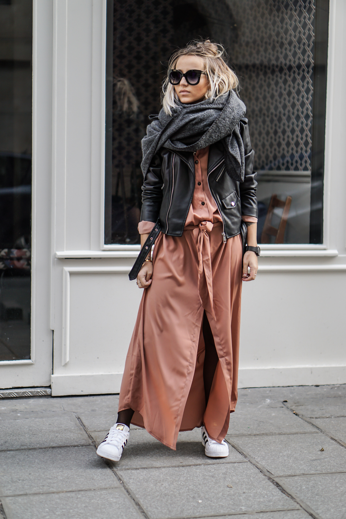 Outfit con vestido camisero y chaqueta de cuero y bufanda