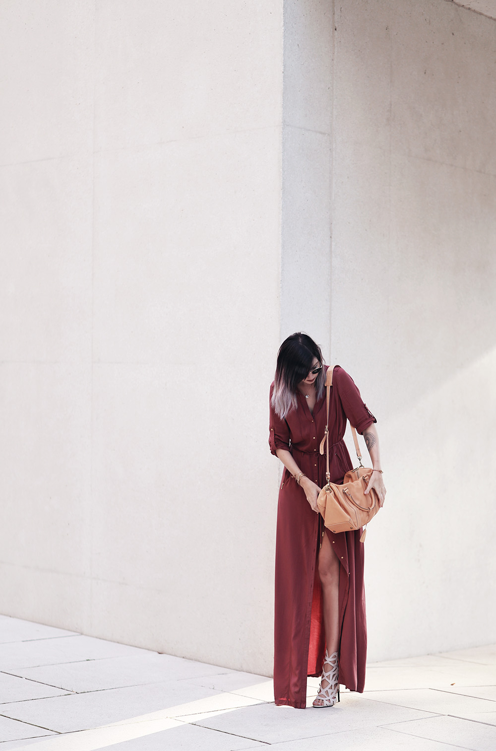 Outfit de vestido camisero largo abierto por delante con botones en color rojo intenso