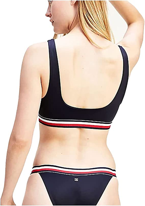 mujer con bikini bralette de Tommy Hilfiger