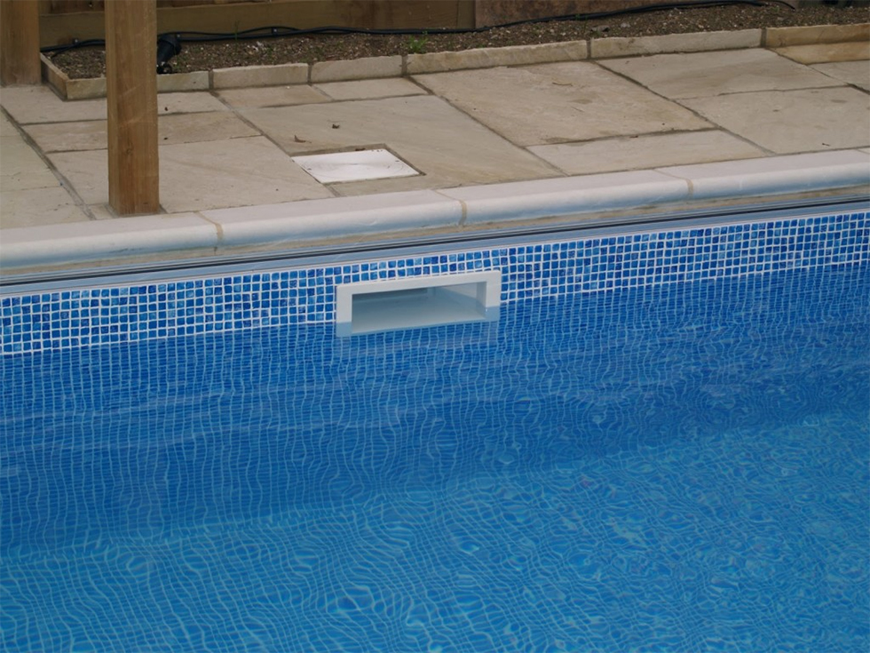 nivel correcto del agua en la piscina