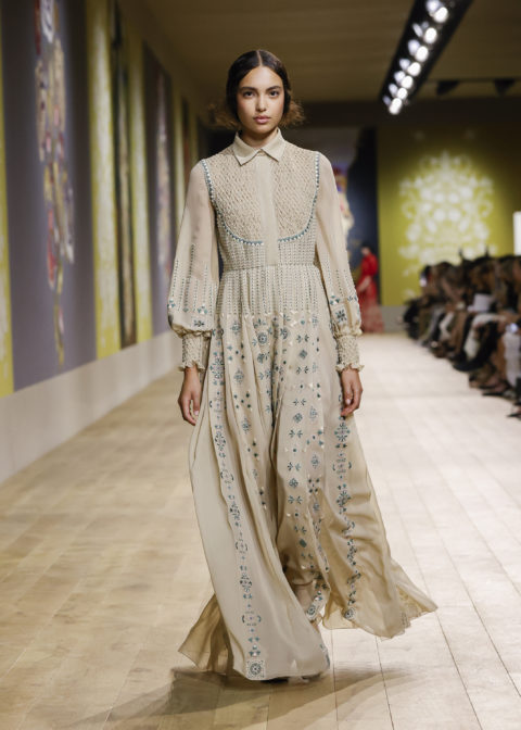 mujer desfilando con vestido largo de Dior