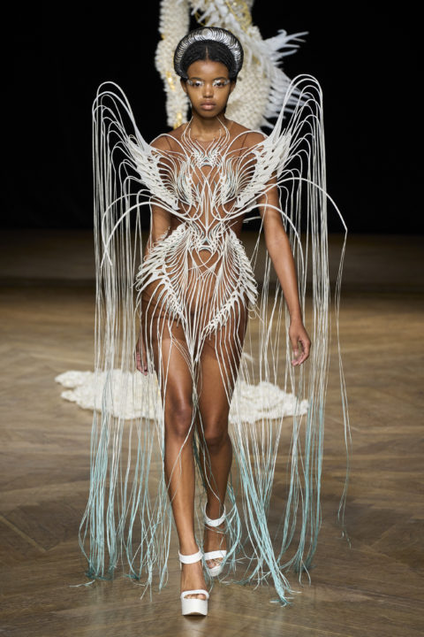 mujer desfilando con vestido alta costura de Iris van Herpen