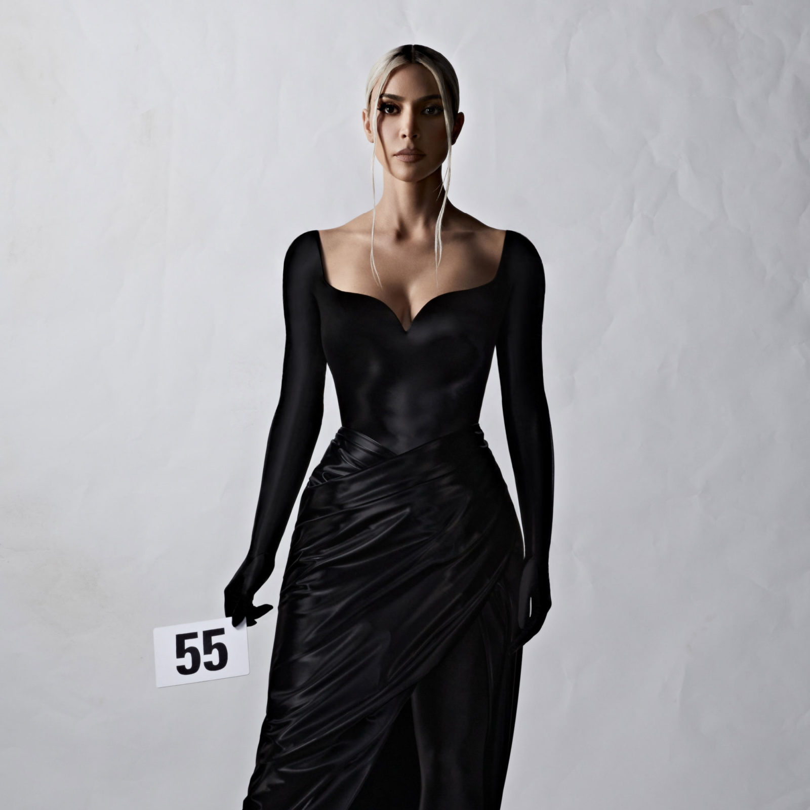 Kim Kardashian desfila con Balenciaga - Debarby Kim Kardashian desfila con Balenciaga - Debarby