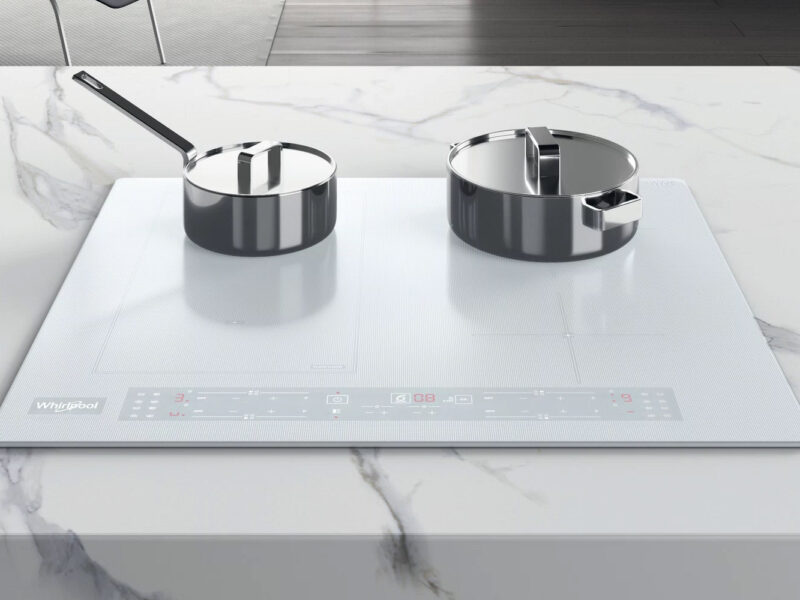 encimera cocina con placa inducción de color blanco