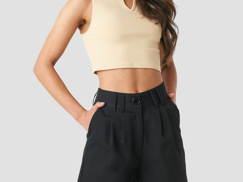 mujer con bermudas negras