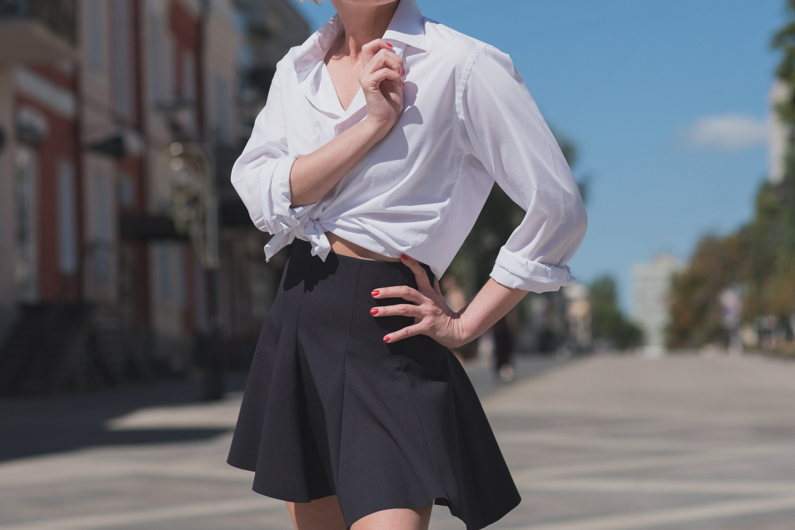 outfit de falda con camisa blanca