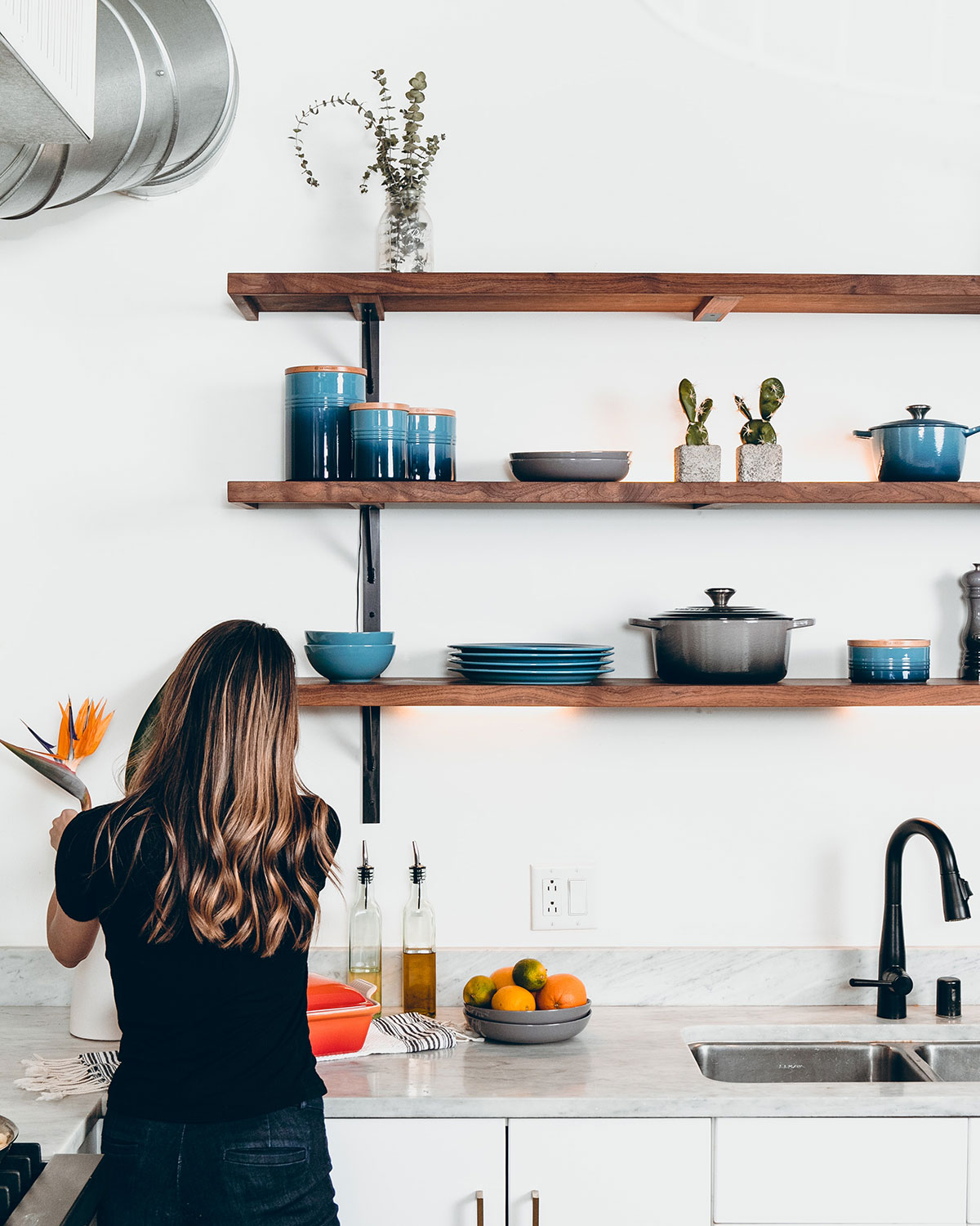 pared de la cocina con estantes